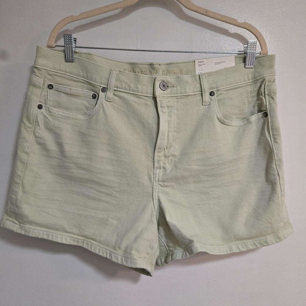 American Eagle Pale Green Denim Mom Shorts 14 32W Relaxed Stretch Pockets NEW